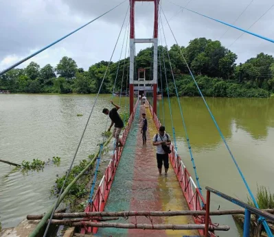সেতুতে প্রবেশে নিষেধাজ্ঞা থাকলেও অনেক পর্যটককে তা অমান্য করে চলাচল করতে দেখা গেছে। ছবি: ইত্তেফাক
