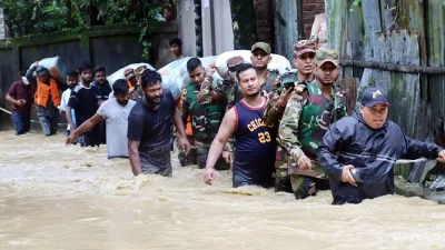 বন্যার্তদের পাশে সেনাবাহিনী। ছবি: সংগৃহীত
