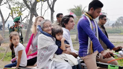 স্থানীয় রিকশা ভ্যানে করে গ্রাম পরিদর্শন করেছেন প্রধানমন্ত্রী শেখ হাসিনা। ছবি: ফোকাস বাংলা