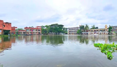 বাড়ছে বন্যার পানি, বাড়ছে জনদুর্ভোগ। ছবি: ইত্তেফাক 