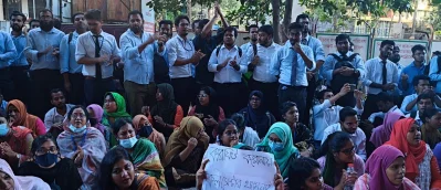কর্মবিরতি পালন করছে কর্মকর্তা-কর্মচারী। ছবি: সুমৃৎ খান সুজন