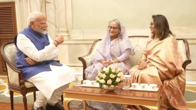 গত জুনে নরেন্দ্র মোদির সঙ্গে সাক্ষাতে শেখ হাসিনা ও তার মেয়ে পুতুল। ছবি: এক্স থেকে নেওয়া