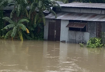 পানি কিছুটা কমলেও এখনো অপরিবর্তিত লাকসামের বন্যা পরিস্থিতি। ছবি: ইত্তেফাক