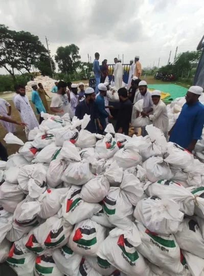 দুর্গতদের জন্য এই উপহারসামগ্রী পাঠিয়েছেন ফিলিস্তিনি রাষ্ট্রদূত ইউসুফ এস ওয়াই রামাদান। ছবি: সংগৃহীত