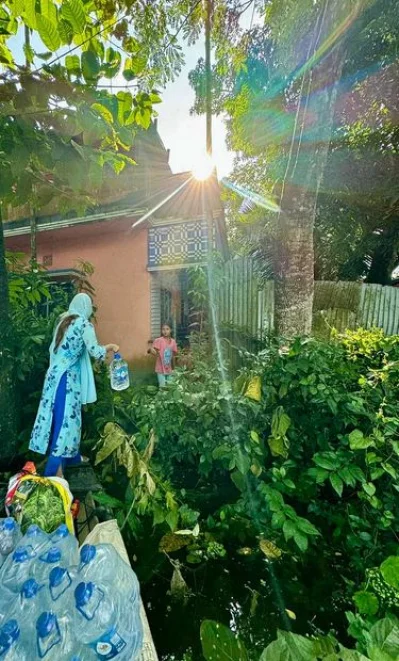 নৌকায় ঘুরে ঘুরে ত্রাণ বিতরণ করছেন বুবলী। ছবি: ফেসবুক থেকে নেওয়া