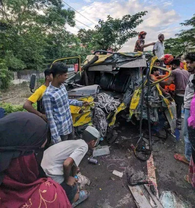 দুর্ঘটনায় দুমড়ে-মুচড়ে যায় গাড়িটি। ছবি: ইত্তেফাক 