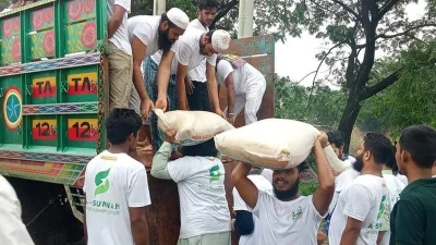 বন্যার্তদের মাঝে ত্রাণ নিয়ে আস-সুন্নাহ ফাউন্ডেশন