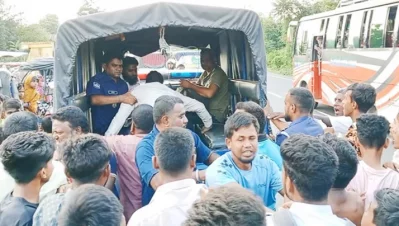 গণধোলাইয়ের পর অভিযুক্তদের পুলিশের জিম্মাই দেওয়া হয়। ছবি: সংগৃহীত