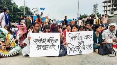 ঢাকা-আরিচা মহাসড়ক অবরোধ করে শিক্ষার্থীদের বিক্ষোভ। ছবি: সংগৃহীত 