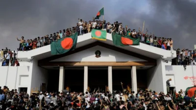 ৫ আগস্ট শেখ হাসিনা পতনের পর উল্লাসে আন্দোলনকারীরা। ছবি: সংগৃহীত