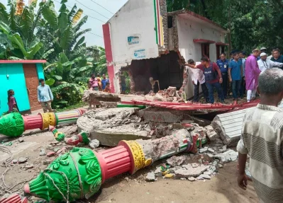 দরবারের প্রধান ফটক ভেঙে ভেতরের বিভিন্ন স্থাপনা ভাঙচুর ও লুটপাট করা হয়। ছবি: ইত্তেফাক    