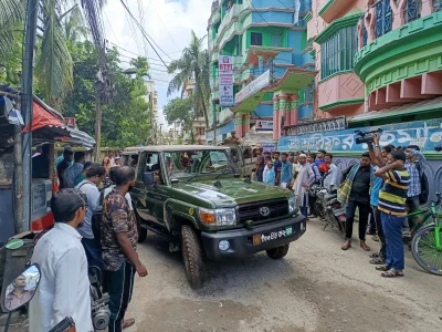 পুলিশ ও সেনাবাহিনীর সদস্যরা ঘটনাস্থালে অবস্থান নেন। ছবি: ইত্তেফাক  