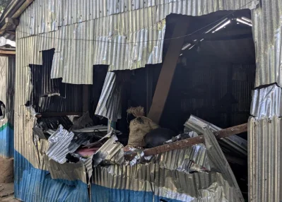 বড়াইগ্রামে বিএনপির দুই গ্রুপের সংঘর্ষে বাড়িঘর ভাঙচুরের ঘটনা ঘটেছে। ছবি: ইত্তেফাক