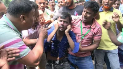 বগুড়ায় আদালত প্রাঙ্গণে হিরো আলমকে কান ধরিয়ে উঠ-বস এবং মারধর করা হয়। ছবি: সংগৃহীত