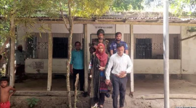 সেনাবাহিনীকে সঙ্গে নিয়ে উপজেলা প্রশাসন বাড়িটি উদ্ধার করে। ছবি: ইত্তেফাক