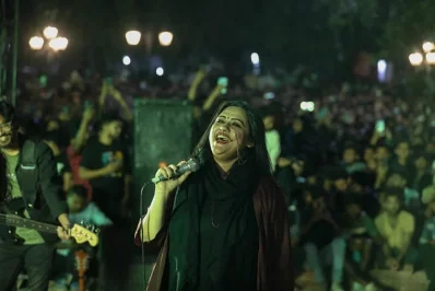 &lsquo;চিরকুট&rsquo; এর ভোকাল শারমিন সুলতানা সুমি। ছবি: সংগৃহীত