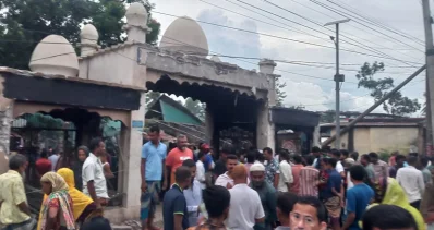 জুমার নামাজ শেষে মাজারে হামলা চালায় এলাকাবাসী। ছবি: ইত্তেফাক 