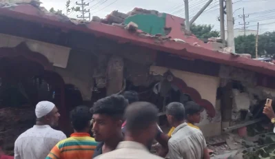 মাজারের গেট, স্থাপনা ও বিভিন্ন আসবাবপত্রে ভাঙচুর করা হয়। ছবি: ইত্তেফাক 