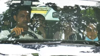 রোববার সকালে হাসপাতাল ছেড়ে বাড়ি ফেরেন দীপিকা। ছবি: সংগৃহীত