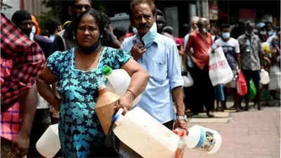 রাজাপাক্ষে পরিবারের পতনের আগে কয়েক মাস ধরে দেশটিতে ভয়াবহ জ্বালানি, বিদ্যুৎ, খাদ্য ও ঔষধ সংকট চলেছে। ছবি: সংগৃহীত।