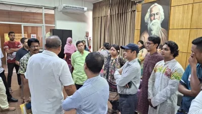 অফিসের বাইরে জ্যোতিকা জ্যোতির সহকর্মীদের অসন্তোষ। ছবি: সংগৃহীত