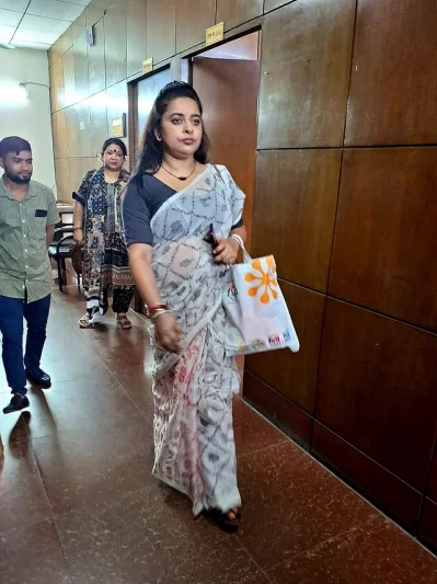অফিস থেকে বের হয়ে যাচ্ছেন জ্যোতিকা জ্যোতি। ছবি: সংগৃহীত