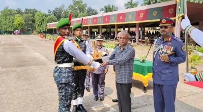 আনসার ও গ্রাম প্রতিরক্ষা বাহিনীর ৪০তম বিসিএস (আনসার) ক্যাডার কর্মকর্তা ও ২৫তম ব্যাচ (পুরুষ) রিক্রুট সিপাহীদের প্রশিক্ষণ সমাপনী কুচকাওয়াজ অনুষ্ঠানে স্বরাষ্ট্র উপদেষ্টা লে. জেনারেল (অব:) জাহাঙ্গীর আলম চৌধুরী। ছবি: ইত্তেফাক