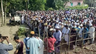 শুক্রবার সকালে শতকর এলাকায় প্রথম জানাজা ও তালুকের চরদুয়ানি তালিমুল কোরআন মাদ্রাসা মাঠে দ্বিতীয় জানাজা শেষে তার মরদেহ সমাহিত করা হয়।