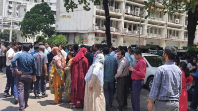গত মাসে সচিবালয়ে দাবি আদায়ে বিক্ষোভ করে কর্মকর্তা-কর্মচারীরা। ছবি: সংগৃহীত