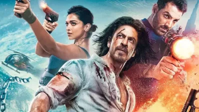 &lsquo;পাঠান&rsquo; সিনেমায় দীপিকা পাডুকোন, শাহরুখ খান ও জন আব্রাহাম। ছবি: সংগৃহীত