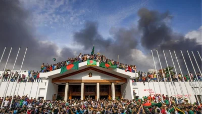 গত ৫ আগস্ট শেখ হাসিনা সরকার পতনের দিন আন্দোলনকারীরা প্রধানমন্ত্রীর কার্যালয়ে উল্লাসে মেতে উঠে। ছবি: সংগৃহীত