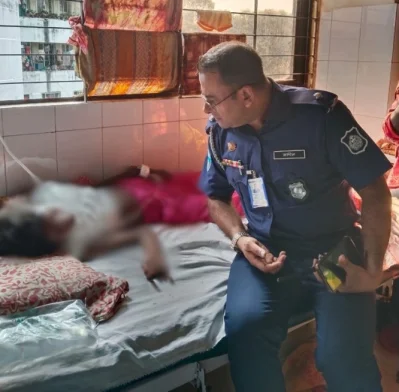 আহত কিশোরী পপিকে হাসপাতালে দেখতে এসেছেন এক পুলিশ সদস্য। ছবি: ইত্তেফাক 