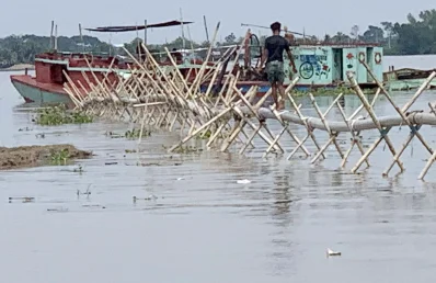 ড্রেজার মেশিন বসিয়ে বালি তোলা হচ্ছে। ছবিটি বজুয়া বাজার এলাকা থেকে তোলা। ছবি: ইত্তেফাক 