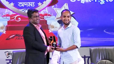 তরুণীরদের দেয়া হয় টেক ট্যালেন্ট অ্যাওয়ার্ড। ছবি: ইত্তেফাক 
