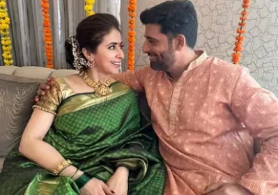 স্বামী মহসিনের সঙ্গে ঊর্মিলা মাতণ্ডকর। ছবি: সংগৃহীত