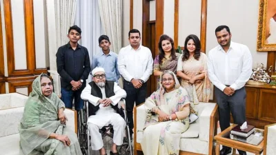 শেখ হাসিনার সঙ্গে রাজিন ও তার বাবা-মা এবং পরিবার। ছবি: সংগৃহীত