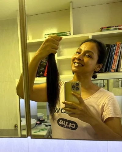 নিজের কাটা চুল হাতে রুনা খান। ছবি: ফেসবুক