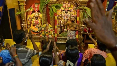 প্রতি বছর ভারত থেকে লক্ষ লক্ষ ভক্তরা আসেন তিরুপতি মন্দিরে। ছবি:গেটি