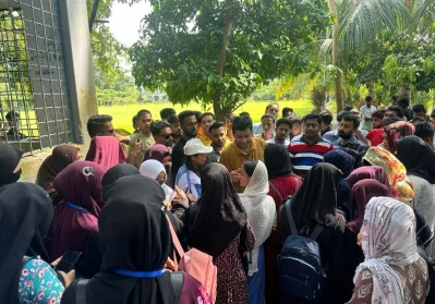 শিক্ষার্থীদের সঙ্গে কথা বলেন জাতীয়তাবাদী ছাত্রদলের সাধারণ সম্পাদক নাছির উদ্দীন নাছির। ছবি: ইত্তেফাক