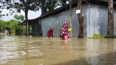 বন্যার কারণে অনেকেই ঘর-বাড়ি ছেড়ে নিরাপদ আশ্রয়ে ছুটছেন।