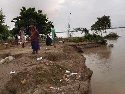 আতঙ্কে দিন পার করছেন পদ্মার পাড়ের বাসিন্দারা। ছবি: ইত্তেফাক  