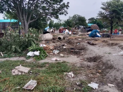 চর থেকে ঘরের চাল, টিনের ছাউনি ও আসবাবপত্র নিয়ে অন্যত্র চলে যাচ্ছেন স্থানীরা। ছবি: ইত্তেফাক 