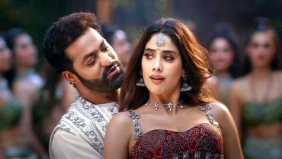 &lsquo;দেবারা পার্ট ১&rsquo; সিনেমার দৃশ্যে জুনিয়র এনটিআর ও জাহ্নবী কাপুর। ছবি: সংগৃহীত