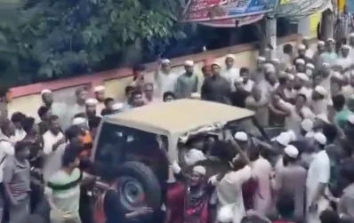সেনাবাহিনীর গাড়িতে হামলা চালাচ্ছে বিক্ষুব্ধ জনতা। ছবি: ইত্তেফাক 