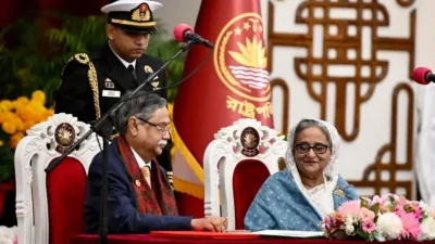 সাবেক প্রধানমন্ত্রী শেখ হাসিনার সাথে বর্তমান রাষ্ট্রপতি। ছবি: সংগৃহীত