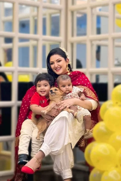 সন্তানদের সঙ্গে পরীমনি। ছবি: সংগৃহীত