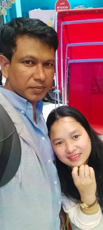 নবদম্পতি তানোরের রেজাউল করিম (৩৩) ও ফিলিপাইনের মরিয়ম খাতুন (৩২)। ছবি: সংগৃহীত 