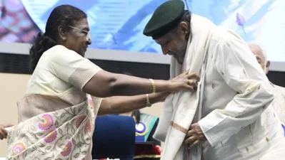 মিঠুন চক্রবর্তীকে উত্তরীয় পরিয়ে দিচ্ছেন ভারতের রাষ্ট্রপতি দ্রৌপদী মুর্মু। ছবি: সংগৃহীত