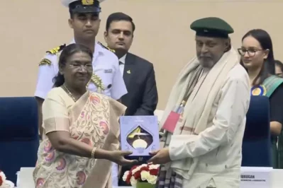 ভারতের রাষ্ট্রপতি দ্রৌপদী মুর্মুর কাছ থেকে দাদাসাহেব ফালকে পুরস্কার গ্রহণ করছেন মিঠুন চক্রবর্তী। ছবি: সংগৃহীত