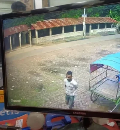 সিসিটিভি ক্যামেরার ফুটেজে দেখা যায়, এক যুবক মুকুটটি নিয়ে যাচ্ছেন